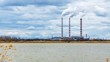 Lukomlskaya Gres 'in panoramik görüntüsü. Elektrik santrali dumanlı bacalar. Ekolojik bir sorun. Çevre kirliliği kavramı.