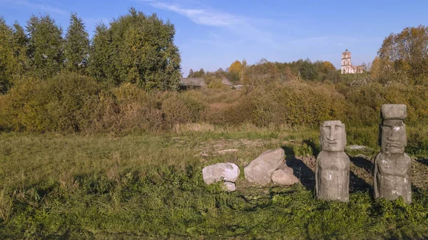 Paskalya Adaları 'ndaki gizemli moai heykelinin kopyası. Rapa Nui Adası 'ndan Eğri Moais' in maketleri.