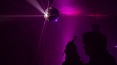 Disko topuyla parti atmosferi. Disko topundan yansıyan ışık demetleri.