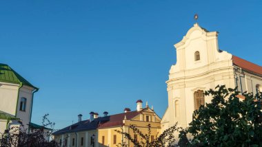Şehirdeki eski bina. Şehir merkezinde tarihi bir ev. Geleneksel Avrupa mimarisi. Kalıtsal kavram.