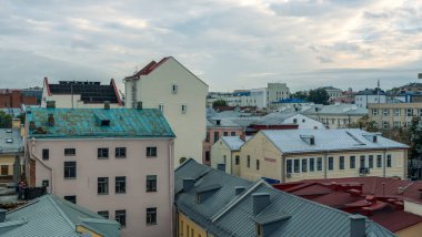 Tarih şehir merkezinin üstündeki döşeme çatılar. Minsk, Belarus 'un tarihi kısmının en üst görüntüsü. Seyahat kavramı.