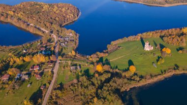 Göl kıyısında sarı ağaçlar olan sonbahar manzarası. Doğa konsepti. Metin için boşluk.