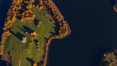 Çatıda çim ve adada çan kulesi olan eski harabe bir kilise. Eski kilise kalıntılarının havadan görünüşü. Tarihi kavramlar.