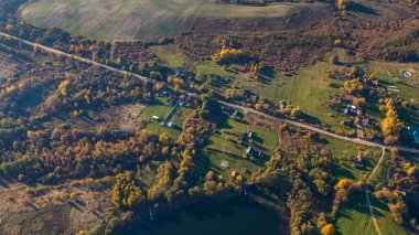 Göl kıyısında sarı ağaçlar olan sonbahar manzarası. Doğa konsepti. Metin için boşluk.