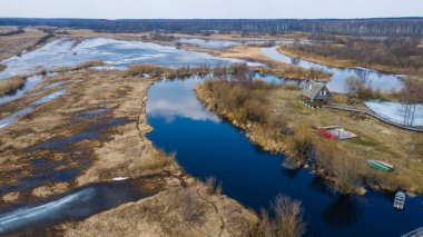 Taşra manzarası, nehir, çimen, ağaçlar. Doğa koruma. Metin için boşluk,