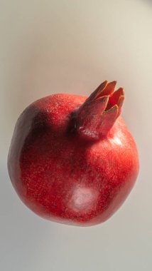 Sosyal ağlardaki blog yazarları için kırmızı taşın dikey görüntüsü. Sağlıklı yaşam tarzı ve düzgün beslenme. Beyaz arkaplan.