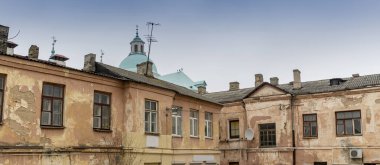 Şehir merkezindeki eski evin avlusundan bak. Eski bir apartmanın duvarı. Kentsel kavramlar.