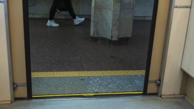 Platformda kapıları açık olan metro treni. Trendeki metal kapılar. Yeraltında vagonlar dolusu metro. Yüksek hızlı elektrikli tren..