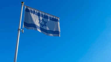 İsrail bayrağı güneşin önünde rüzgarda dalgalanıyor. Diplomasi konsepti. Uluslararası ilişkiler. Metin için boşluk.