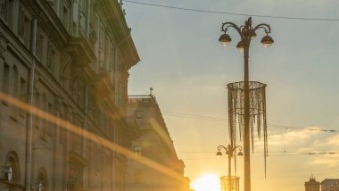 Şehrin tarihi merkezinde gün batımında binaların siluetlerini ve sokak ışıklarının panoramik görüntüsü. Kentsel kavramlar.