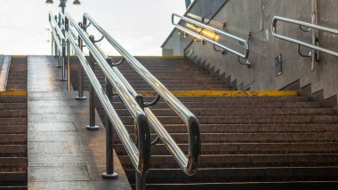 Alt geçitteki merdiven. Özgürlüğe giden merdiven. Merdivenlerdeki güneş ışınları. Yeni hayat kavramları. Soyut arkaplan.