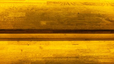 Sarı ışık aşağıdan ahşap bir merdivene dökülüyor. Mesaj için yer var. Soyut arkaplan. Tasarım için resim.