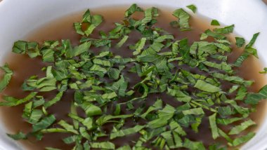 Yeşil soğanlı ve şampiyonlu mantar çorbasının yakından görüntüsü. Sağlıklı gıda kavramları. Patates, soğan, havuç ve mantardan yapılmış lezzetli vejetaryen yemeği..