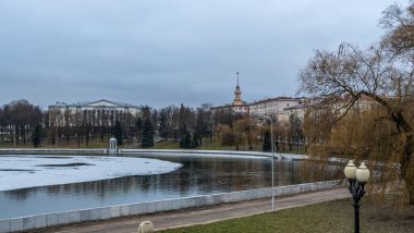 İnce buz tabakalarıyla nehrin karanlık suları. Minsk 'in merkezindeki nehirdeki ilk buz. Şehir kavramları. Metin için boşluk.