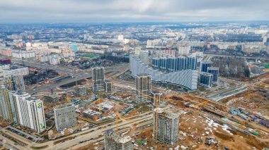 Yüksek katlı yeniden inşa binaları. Çalışma ekipmanlarıyla inşaat endüstrisi. Yukarıdan görüntüle.