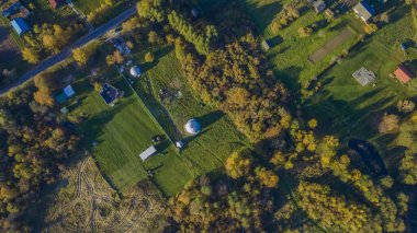 Köyde küresel bir ev. Yuvarlak ev, yaz tatili için geometrik tasarım. Alışılmadık gayrimenkul. Geleceğin muhteşem kubbesi..
