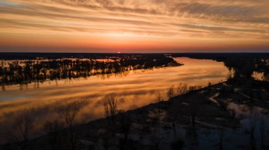Büyük nehrin hava atmosferik görüntüsü. Güneşli günbatımında nehir manzarasının hava aracı görüntüsü.