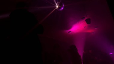 Disko topuyla parti atmosferi. Disko topundan yansıyan ışık demetleri.