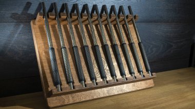 Şisha dükkanında satılık ahşap bir kutunun içindeki nargile için modern ağızlık seti. Koyu ahşap arka planda nargile parçaları. Nargile dükkanı reklamı için görüntü.