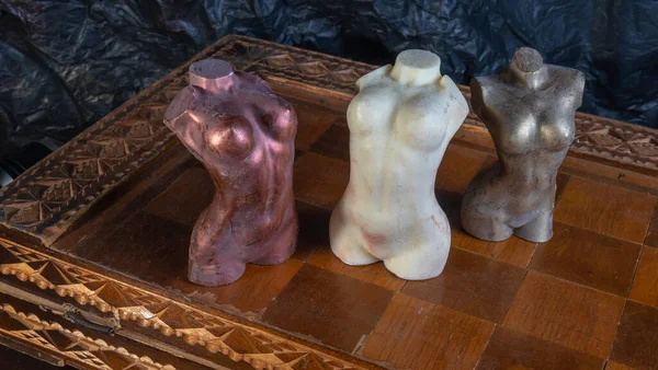 Schokoladenfiguren Form Eines Nackten Weiblichen Körpers Auf Einem Schachbrett Transgender — Stockfoto