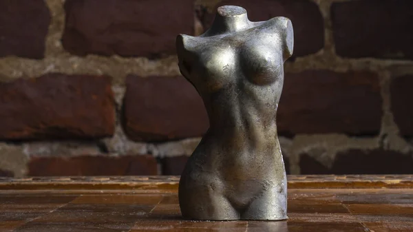 Csokoládé Figurák Egy Meztelen Női Test Formájában Egy Sakktáblán Transznemű — Stock Fotó