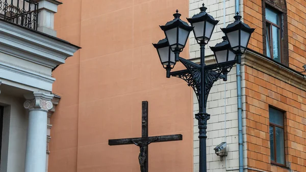 Ένας Μεγάλος Καθολικός Σταυρός Και Μια Λάμπα Στην Είσοδο Της — Φωτογραφία Αρχείου