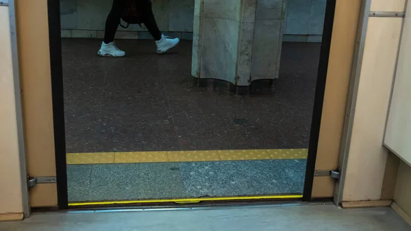 Platformda Kapıları Açık Olan Metro Treni Trendeki Metal Kapılar Yeraltında — Stok fotoğraf
