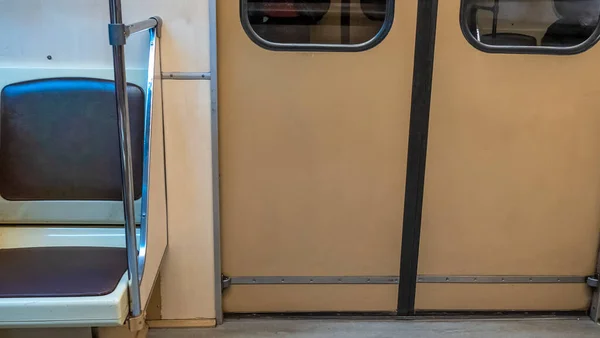 Tren Subterráneo Con Puertas Cerradas Plataforma Puertas Metálicas Tren Vagones —  Fotos de Stock