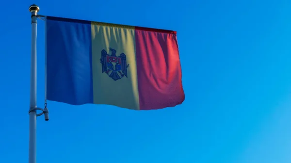 Grote Moldavische Vlag Wapperend Wind Klassieke Blauwe Lucht Achtergrond Diplomatiek — Stockfoto