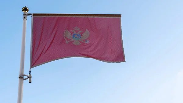 Nationell Flagga Montenegro Flaggstång Framför Blå Himmel Med Solstrålar Och — Stockfoto