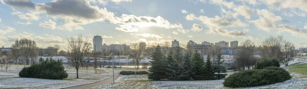 Első Lefedi Város Lakóövezetét Napfény Felhős Háttérrel Városi Elképzelések Toronyházak — Stock Fotó