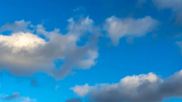 Nuvens Fofas Contra Céu Azul Espaço Para Sms Conceitos Natureza — Fotografia de Stock