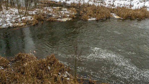 Χειμερινό Τοπίο Ενός Μικρού Ποταμού Στις Αρχές Του Χειμώνα Μια — Φωτογραφία Αρχείου