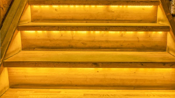 Luz Led Amarilla Que Vierte Desde Abajo Sobre Una Escalera — Foto de Stock