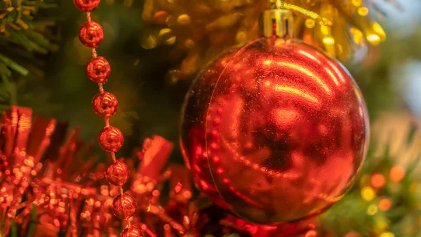 Een Rode Kerstbal Een Kerstboom Met Een Wazige Achtergrond Kerst — Stockfoto