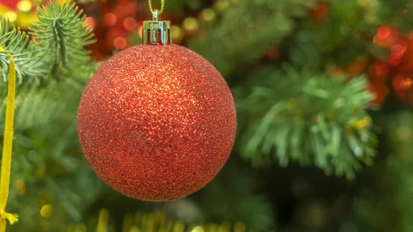 Una Palla Natale Rossa Albero Natale Con Uno Sfondo Sfocato — Foto Stock
