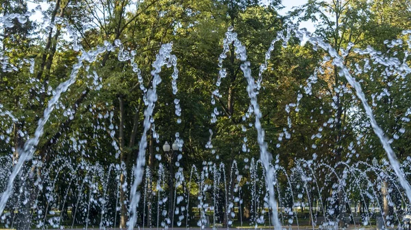 Nahaufnahme Eines Öffentlichen Brunnens Mit Vielen Kleinen Wasserdüsen Abstraktes Natürliches — Stockfoto