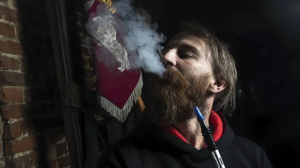 Hombre Barbudo Arreglado Está Relajando Salón Mientras Fuma Narguile Vista — Foto de Stock
