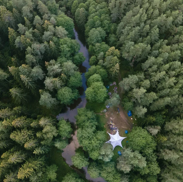 Vzdušný Letoun Pohled Velký Stan Mezi Stromy Večerním Lese Břehu — Stock fotografie