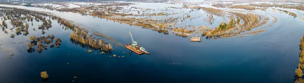 浚渫船は川のフェアウェイを深めるために働いている 川の浚渫船による清掃と深化 川の夕日 産業概念 — ストック写真