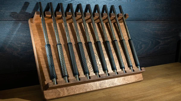 Şisha dükkanında satılık ahşap bir kutunun içindeki nargile için modern ağızlık seti. Koyu ahşap arka planda nargile parçaları. Nargile dükkanı reklamı için görüntü.