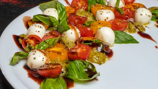 Salada Caprese Refeição Saudável Com Tomates Cereja Bolas Mussarela Especiarias — Fotografia de Stock