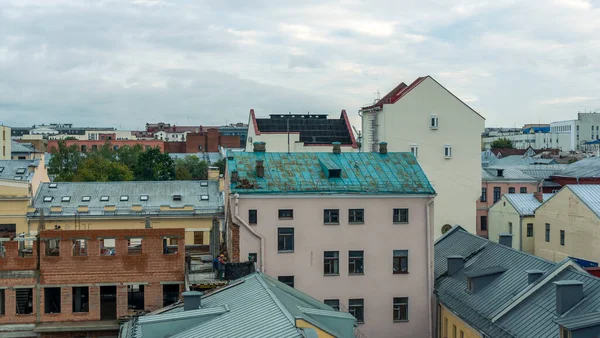 Tarih şehir merkezinin üstündeki döşeme çatılar. Minsk, Belarus 'un tarihi kısmının en üst görüntüsü. Seyahat kavramı.