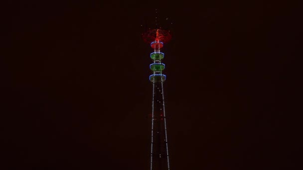 ミンスクの夜に照明付きテレビ放送塔のパノラマビュー ミンスクのテレビ塔と夜の風景 フェスティバルとテクノロジーの概念 4Kビデオ — ストック動画