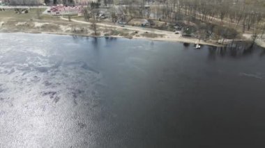 Pripyat Nehri baharda Narovlya kasabasında akar. Gomel bölgesi. Beyaz Rusya. Nükleer Çernobil Felaketi.