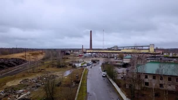 Eine Pfeife Mit Weißen Rauchschwaden Rohre Eines Städtischen Gaskesselhauses Mit — Stockvideo