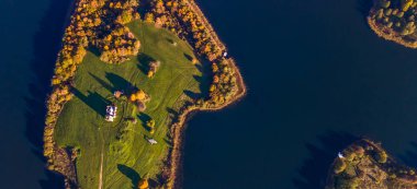Çatıda çim ve adada çan kulesi olan eski harabe bir kilise. Eski kilise kalıntılarının havadan görünüşü. Tarihi kavramlar.