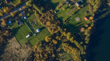 Göl kıyısında sarı ağaçlar olan sonbahar manzarası. Doğa konsepti. Metin için boşluk.