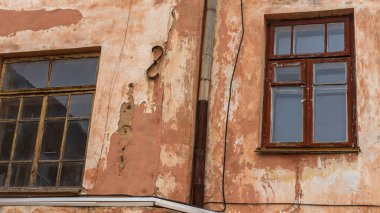Şehir merkezindeki eski evin avlusundan bak. Eski bir apartmanın duvarı. Kentsel kavramlar.
