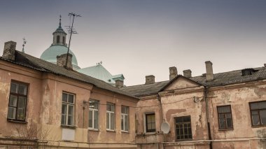 Şehir merkezindeki eski evin avlusundan bak. Eski bir apartmanın duvarı. Kentsel kavramlar.